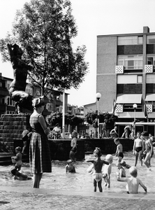 406909 Afbeelding van kinderen in het pierenbad op het Herderplein te Utrecht, met links het beeld Zich Oprichtende Vrouw .